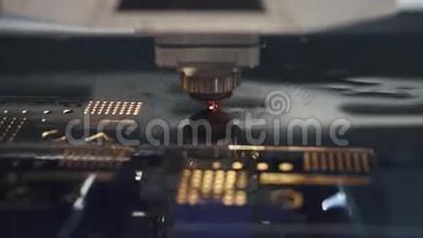 金工数控铣床.. 切割金属现<strong>代加工</strong>技术.. 激光切割机切割金属零件。